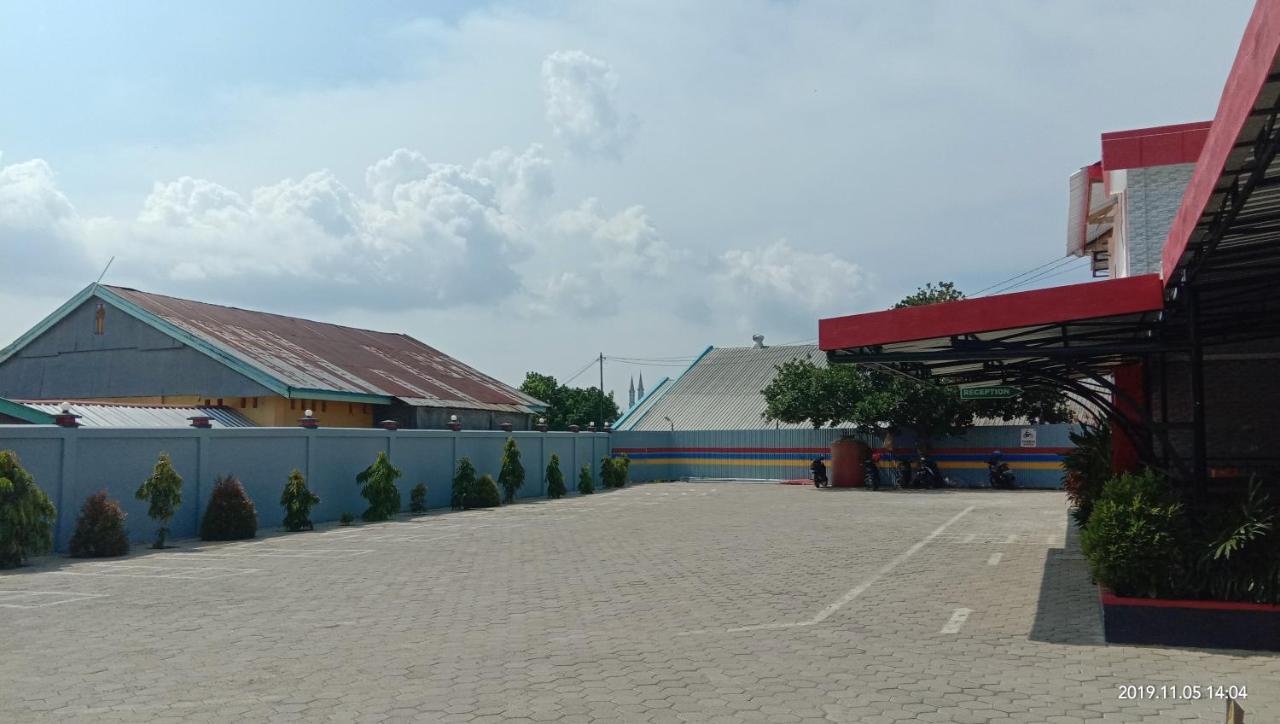Hotel Meganita Mamuju Ngoại thất bức ảnh