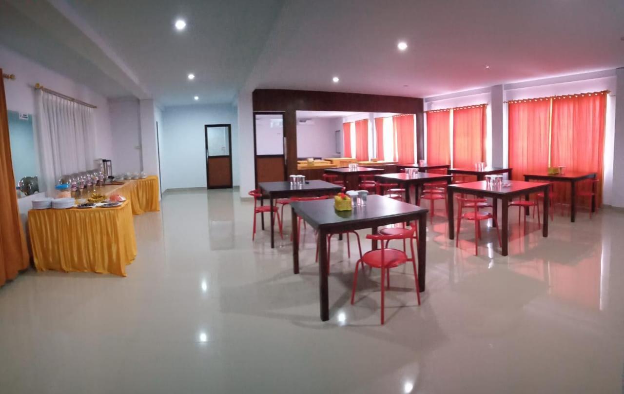 Hotel Meganita Mamuju Ngoại thất bức ảnh
